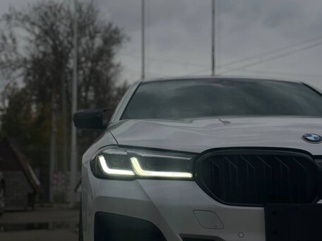 2021 BMW 5 серии Long 530Li VII (G30/G31/G38) Рестайлинг, белый, 4600000 рублей, вид 4