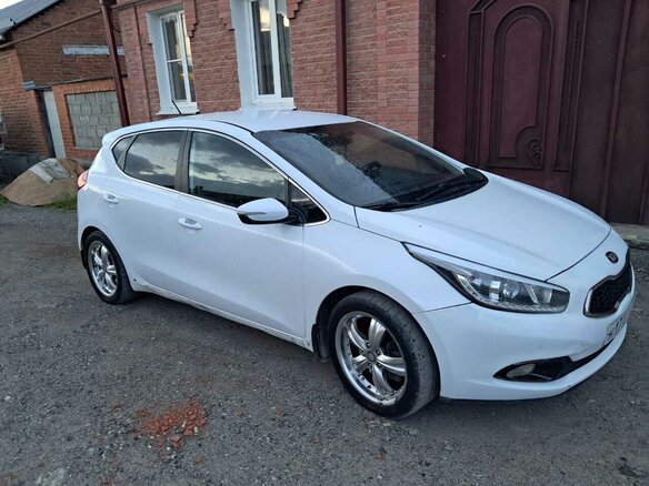 2014 Kia Ceed II, белый, 1000000 рублей - вид 2