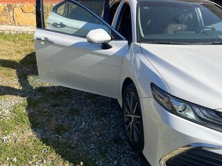 2023 Toyota Camry VIII (XV70) Рестайлинг, белый, 4820000 рублей, вид 4