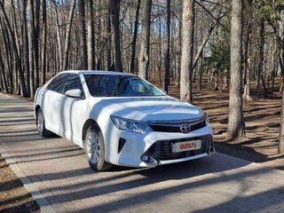 2017 Toyota Camry VII (XV50) Рестайлинг 2, белый, 2500000 рублей, вид 2