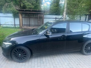 2015 BMW 1 серии 118i II (F20/F21) Рестайлинг, чёрный, 1500000 рублей, вид 2