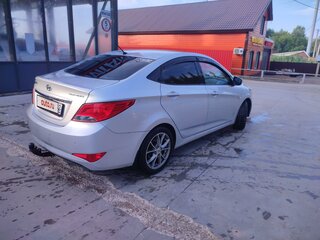 2014 Hyundai Solaris I Рестайлинг, серебристый, 850000 рублей, вид 3