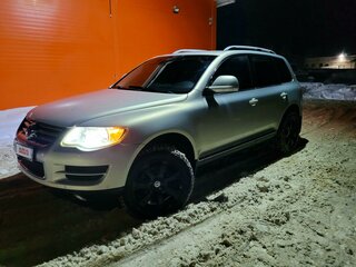 2008 Volkswagen Touareg I Рестайлинг, серебристый, 990000 рублей, вид 1