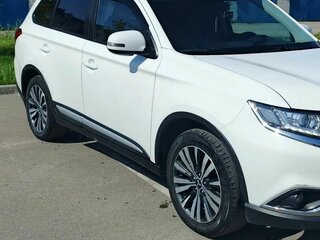 2019 Mitsubishi Outlander III Рестайлинг 3, белый, 1900000 рублей, вид 3