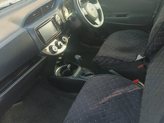 2018 Toyota Vitz III (XP130) Рестайлинг, серебристый, 950000 рублей, вид 4