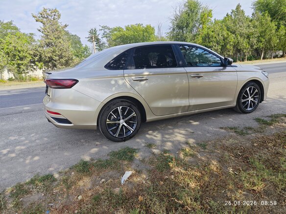2023 Geely Emgrand II, золотистый, 1605000 рублей - вид 3