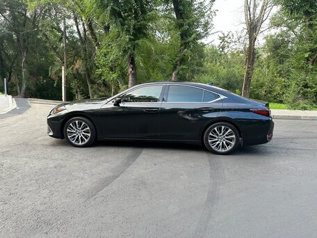 2019 Lexus ES 250 VII, чёрный, 3700000 рублей, вид 4