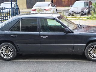 1994 Mercedes-Benz E-Класс 280 I (W124), чёрный, 500000 рублей, вид 3
