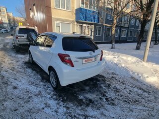 2015 Toyota Vitz III (XP130) Рестайлинг, белый, 1090000 рублей, вид 4