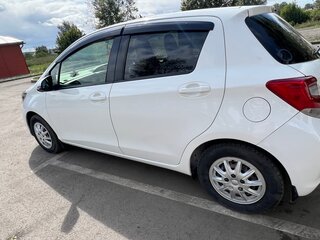 2016 Toyota Vitz III (XP130) Рестайлинг, белый, 850000 рублей, вид 5