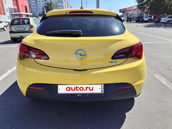 2013 Opel Astra GTC J Рестайлинг, жёлтый, 1800000 рублей - вид 4