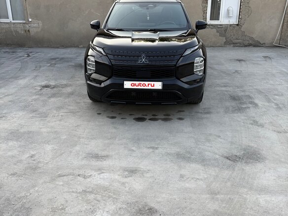 2021 Mitsubishi Outlander IV, чёрный, 3200000 рублей - вид 2