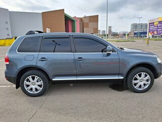 2005 Volkswagen Touareg I, серый, 1070000 рублей, вид 4