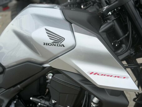 2026 Honda CB 750 Hornet, серебристый, 1190000 рублей, вид 4