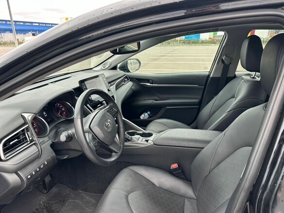 2021 Toyota Camry VIII (XV70) Рестайлинг, чёрный, 2000000 рублей - вид 10