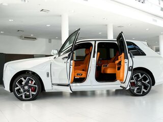 2025 Rolls-Royce Cullinan Black Badge I Рестайлинг (Series II), белый, 57000000 рублей, вид 4