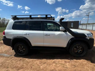 2020 Toyota Land Cruiser 200 Series Рестайлинг 2, белый, 6500000 рублей, вид 3