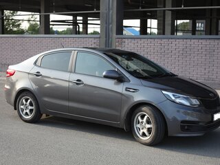 2015 Kia Rio III Рестайлинг, серый, 1050000 рублей, вид 3