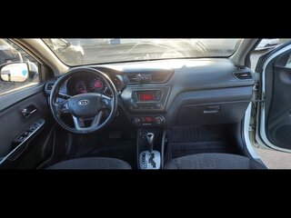2012 Kia Rio 4-speed III, белый, 850000 рублей, вид 4
