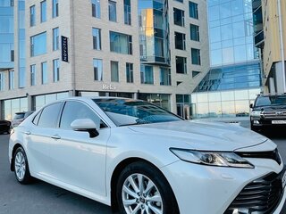 2019 Toyota Camry VIII (XV70), белый, 2900000 рублей, вид 1