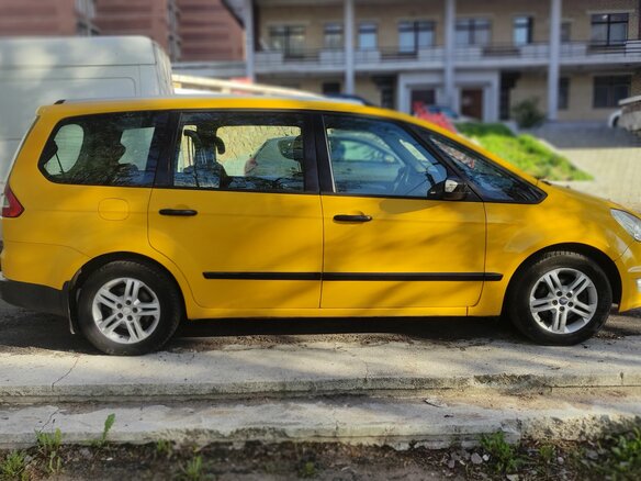 2013 Ford Galaxy II Рестайлинг, жёлтый, 1050000 рублей - вид 4