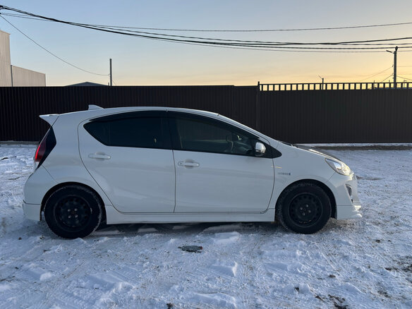 2015 Toyota Aqua I Рестайлинг, белый, 1050000 рублей - вид 3
