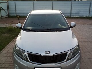 2014 Kia Rio 5-speed III, серебристый, 700000 рублей, вид 2
