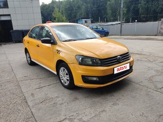 2017 Volkswagen Polo V Рестайлинг, жёлтый, 420000 рублей, вид 4