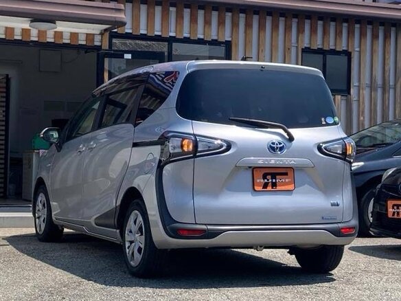 2019 Toyota Sienta II Рестайлинг, серебристый, 1140000 рублей - вид 5