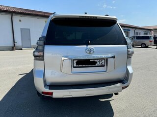 2013 Toyota Land Cruiser Prado 5-speed 150 Series Рестайлинг 1, серебристый, 3500000 рублей, вид 4
