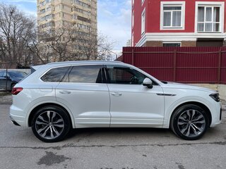 2019 Volkswagen Touareg III, белый, 7500000 рублей, вид 2