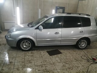 2005 Kia Carens I (RS) Рестайлинг, серебристый, 390000 рублей, вид 4