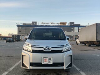 2017 Toyota Voxy III (R80), серебристый, 2500000 рублей, вид 1