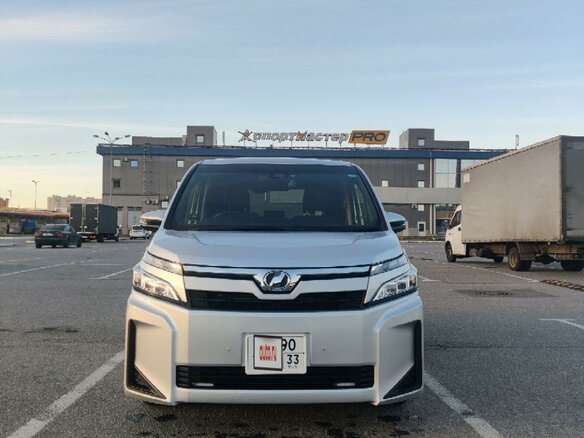 2017 Toyota Voxy III (R80), серебристый, 2500000 рублей