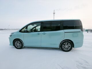 2015 Toyota Voxy III (R80), зелёный, 1999000 рублей, вид 3