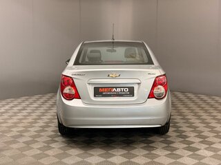 2014 Chevrolet Aveo II, серебристый, 550000 рублей, вид 4