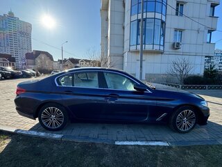 2019 BMW 5 серии 530e VII (G30/G31/G38), синий, 2690000 рублей, вид 3