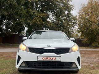 2020 Kia Rio IV Рестайлинг, белый, 1070000 рублей, вид 5