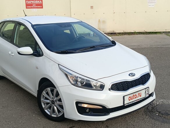2016 Kia Ceed II Рестайлинг, белый, 1350000 рублей - вид 2