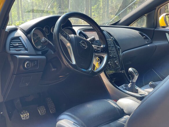2013 Opel Astra OPC J, жёлтый, 1100000 рублей - вид 11