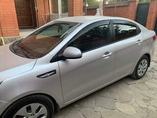 2014 Kia Rio 5-speed III, серебристый, 989000 рублей, вид 2