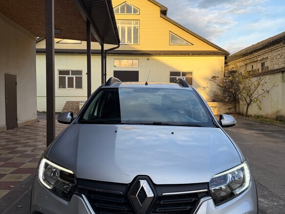 2020 Renault Sandero Stepway II Рестайлинг, серебристый, 1050000 рублей - вид 2