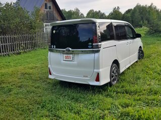2018 Toyota Voxy III (R80) Рестайлинг, белый, 2700000 рублей, вид 3
