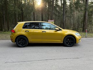 2018 Volkswagen Golf VII Рестайлинг, жёлтый, 1700000 рублей, вид 3