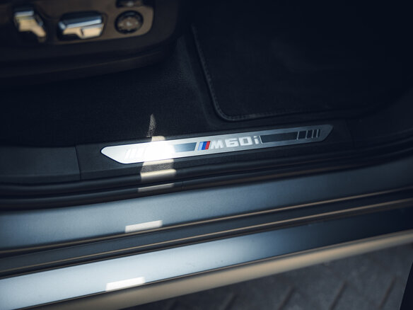 2022 BMW X7 M60i I (G07) Рестайлинг, серый - вид 19