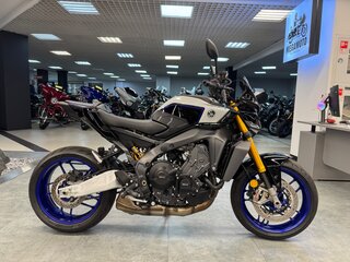 2024 Yamaha MT-09 (FZ-09), серый, 1421400 рублей, вид 1