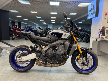 2024 Yamaha MT-09 (FZ-09), серый, 1421400 рублей, вид 1