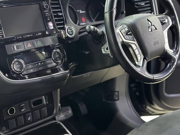 2015 Mitsubishi Outlander PHEV III Рестайлинг 2, чёрный, 2500000 рублей - вид 9