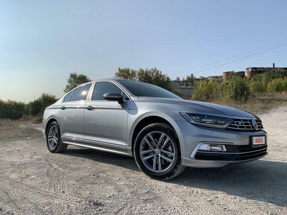 2018 Volkswagen Passat B8, серебристый - вид 1