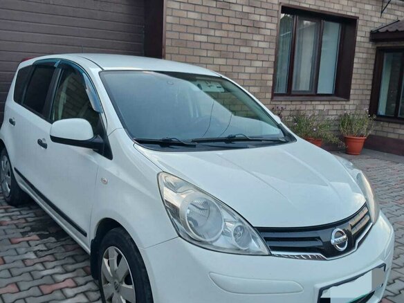 2013 Nissan Note I Рестайлинг, белый, 999000 рублей - вид 2